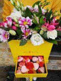 Коробка с цветами и сладостями "Солнечный вечер"