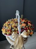 Огромная корзина с сухофруктами и тропическими фруктами "Великолепие"